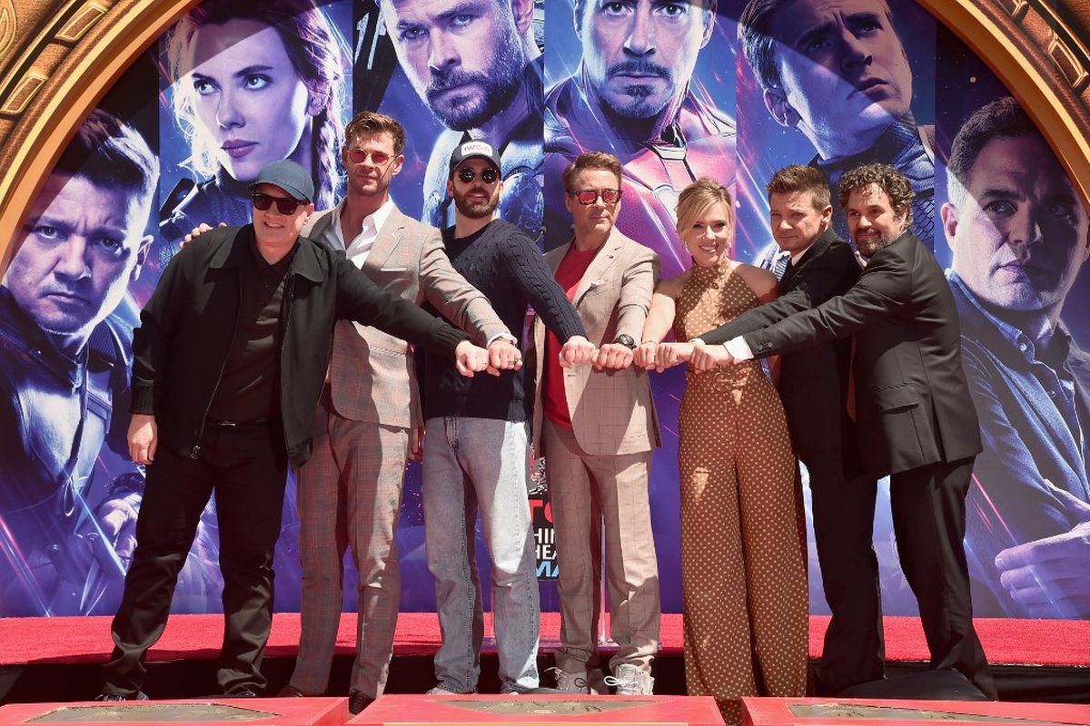 (Dari kiri) Presiden Marvel Studios Kevin Feige, dan para pemeran Avengers Chris Hemworth, Chris Evans, Robert Downey Jr., Scarlett Johansson, Jeremy Renner, dan Mark Ruffalo menghadiri acara Hand And Footprint Ceremony di TCL Chinese Theatre, Hollywood, California, pada 23 April 2019. 