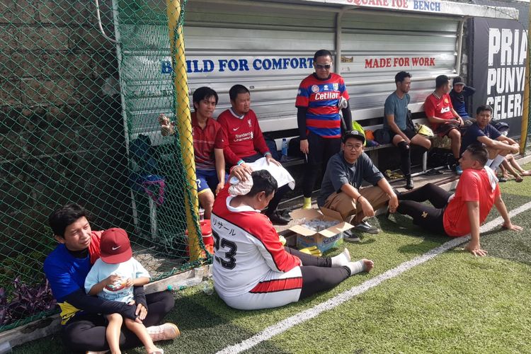 Komunitas alumni sepak bola SMAN 5 Kota Bogor angkatan 2000-2003 saat bertanding dalam laga persahabatan di lapangan mini soccer di area Cibinong, Bogor, pada Minggu (4/12/2022) pagi WIB.