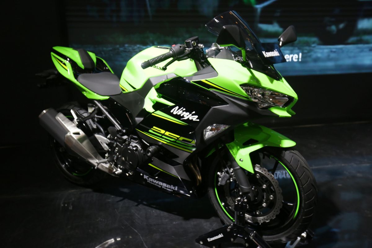 Kawasaki Ninja 250cc 2019 dipamerkan di acara pameran Indonesia Motorcycle Show (IMOS) 2018 di Jakarta Convention Centre, Jakarta, Kamis (1/11/2018). Pameran sepeda motor terbesar di Indonesia ini menghadirkan motor-motor keluaran baru dari berbagai merek, dan akan berlangsung hingga 4 November 2018.