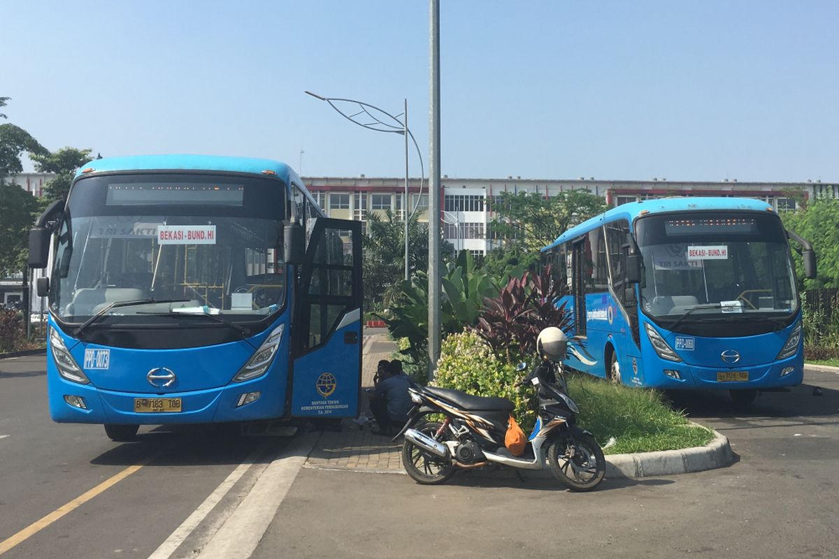 Transjabodetabek Trayek Bekasi-Bundaran HI di Summarecon Bekasi, Senin (31/7/2017). 