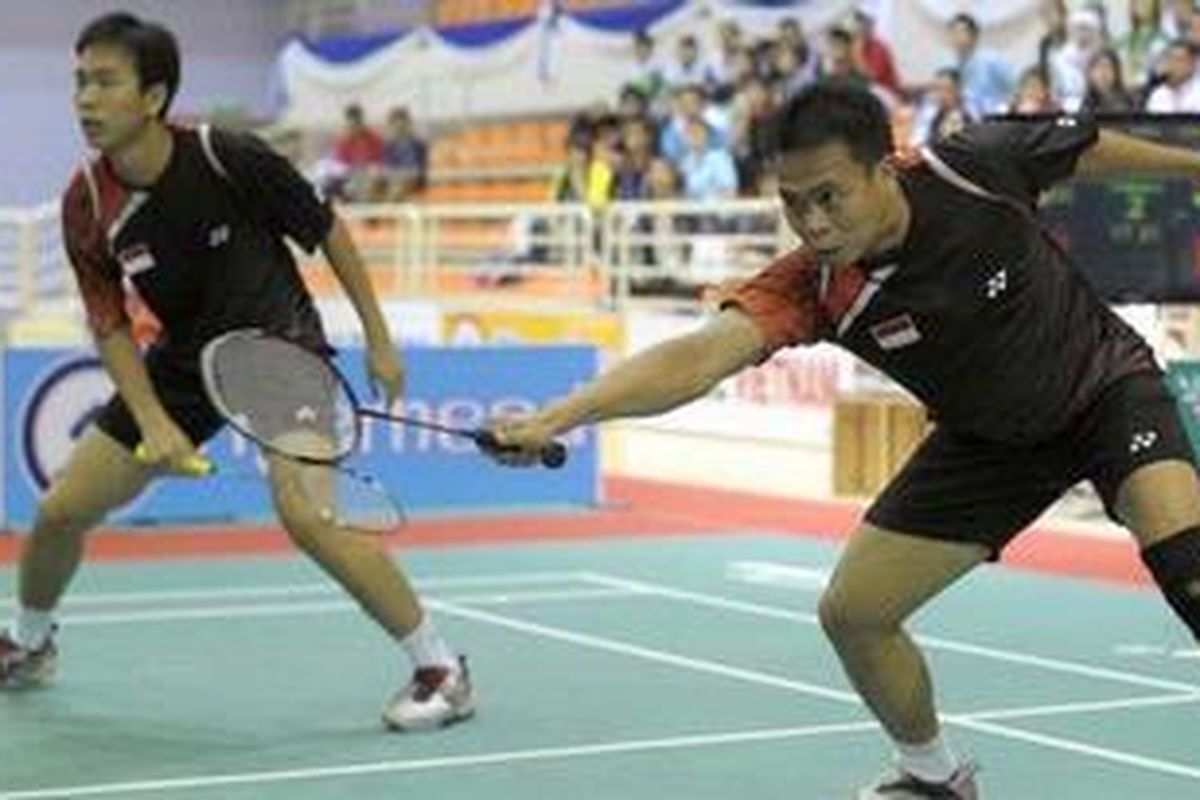 Markis Kido (kanan) dan Hendra Setiawan, tampil memesona di final bulu tangkis perorangan ganda putra SEA Games XXV 2009 Laos, Kamis (17/12/09). Dalam pertandingan memperebutkan medali emas, pasangan nomor satu Indonesia ini menang straight set 21-17, 21-17 atas musuh bebuyutannya dari Malaysia Koo Kean Keat/Tan Boon Heong.