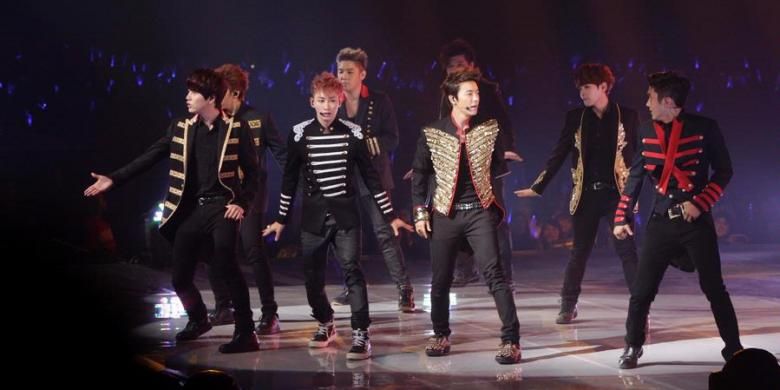 Aksi para personel boyband asal Korea Selatan, Super Junior dalam konser Super Show 5 di Mata Elang International Stadium, Ancol, Jakarta Utara, Sabtu (1/6/2013). Konser ini dilakukan sebanyak dua kali yaitu Sabtu dan Minggu sekaligus untuk merayakan ulang tahun Elf (penggemar Super Junior) Indonesia. KOMPAS IMAGES/RODERICK ADRIAN MOZES