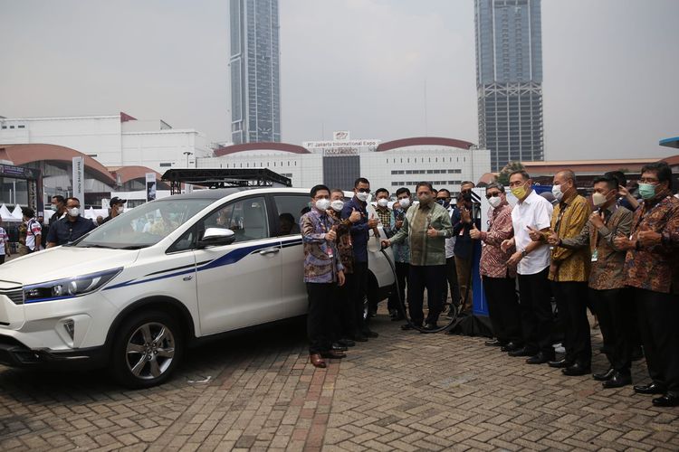 Menko Perekonomian Airlangga Hartarto dan BOD Toyota Indonesia bersama Innova EV