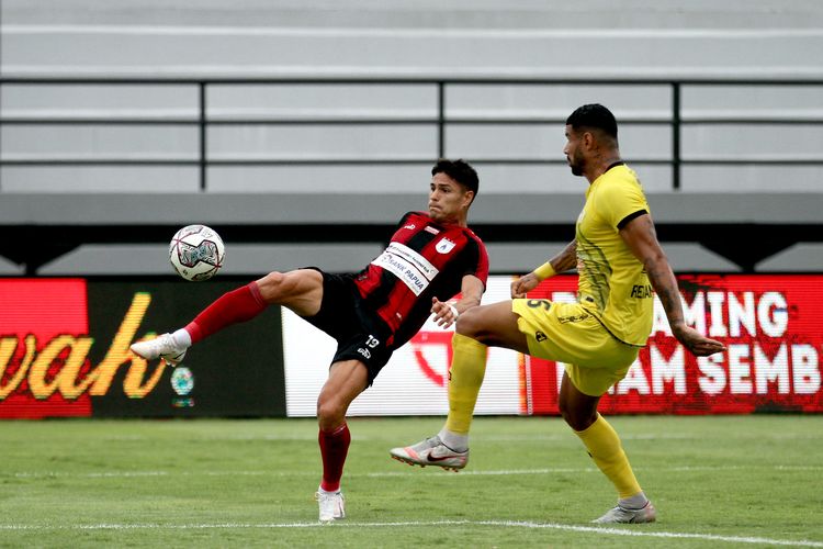 Pemain asing Barito Putera Renan Alves menjaga pemain asing Persipura Jayapura Ramiro Fergonzi pada pertandingan pekan 25 Liga 1 2021-2022 yang berakhir dengan skor 3-0 di Stadion Kapten I Wayan Dipta Gianyar, Senin (14/2/2022) sore.