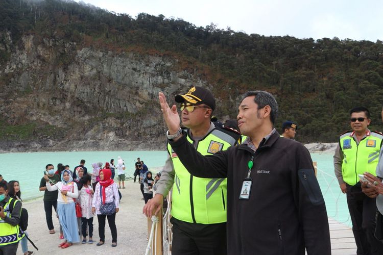 Kapolda Jabar Irjen Pol Agung Budi Maryoto tengah memantau kawasan wisata Kawah Putih Ciwidey, Kabupaten Bandung. Hal tersebut dilakukan untuk memastikan keamanan wisatawan yang berkunjung ke kawasan favorit masyarakat Jabar tersebut.  