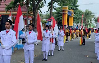 Kirab dan bentangan bendera seribu meter di Desa Dawung, Kecamatan Ringinrejo, Kabupaten Kediri, Jawa Timur, Selasa (16/8/2022).