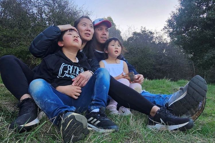 Pebrinawaty dan suaminya Efendi kini membesarkan anak mereka Christer Chen dan Rosselyn Chen di Launceston, Tasmania.