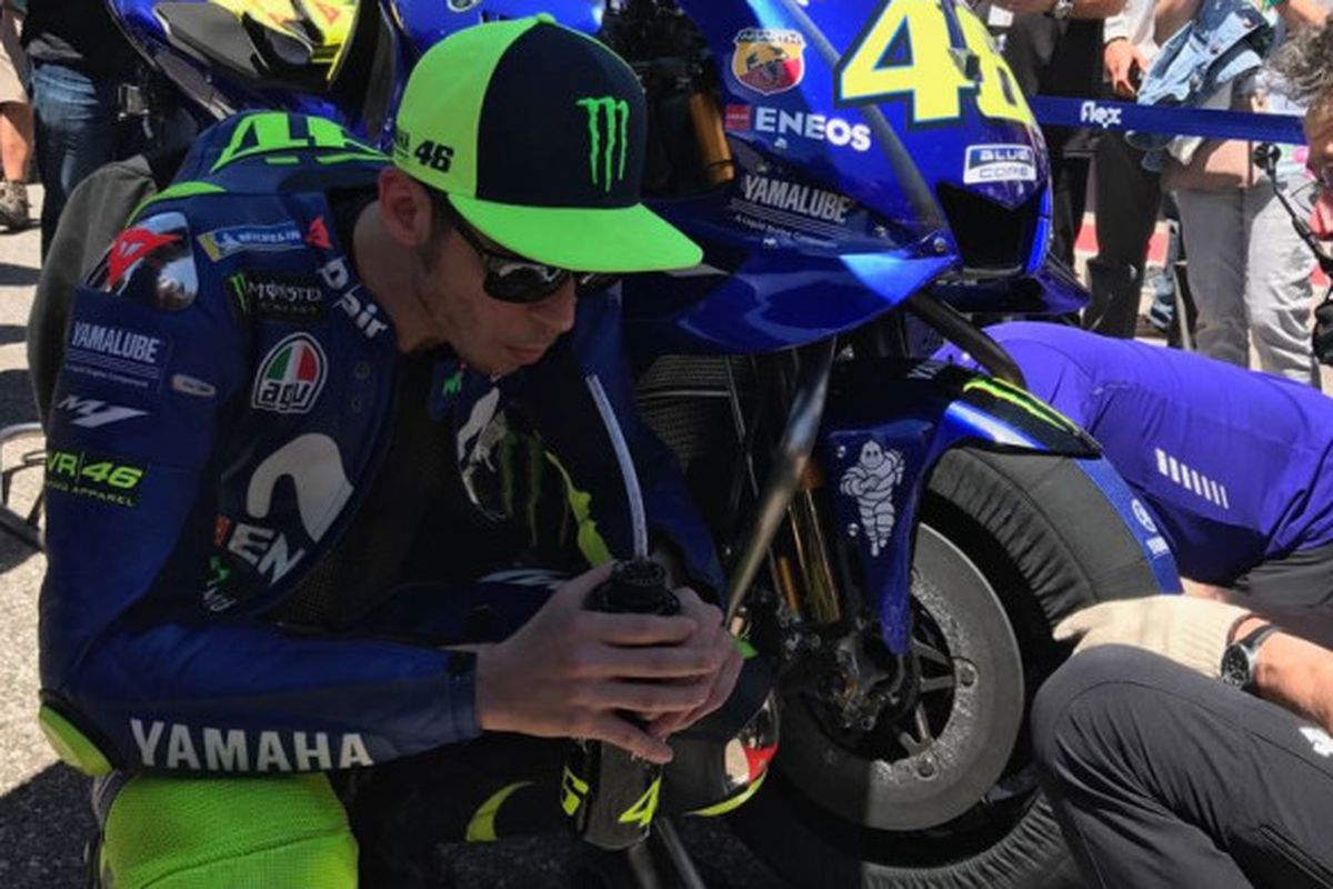 Pebalap Movistar Yamaha, Valentino Rossi melakukan ritualnya sebelum menjalani balapan seri ketiga MotoGP Americas di Circuit of the Americas, Amerika Serikat, Minggu (22/4/2018).
