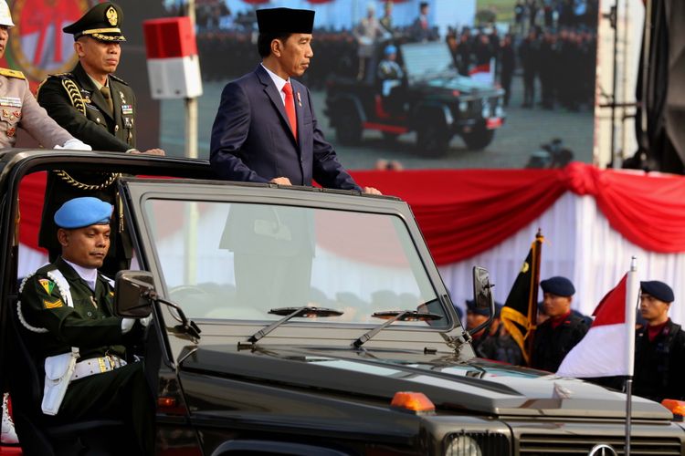 Presiden Joko Widodo meninjau pasukan saat upacara di Lapangan Silang Monas, Jakarta Pusat, Senin (10/7/2017). Upacara peringatan hari ulang tahun ke-71 Bhayangkara melibatkan 2.408 personel gabungan dari Polri, TNI, instansi terkait, hingga organisasi Pramuka. 