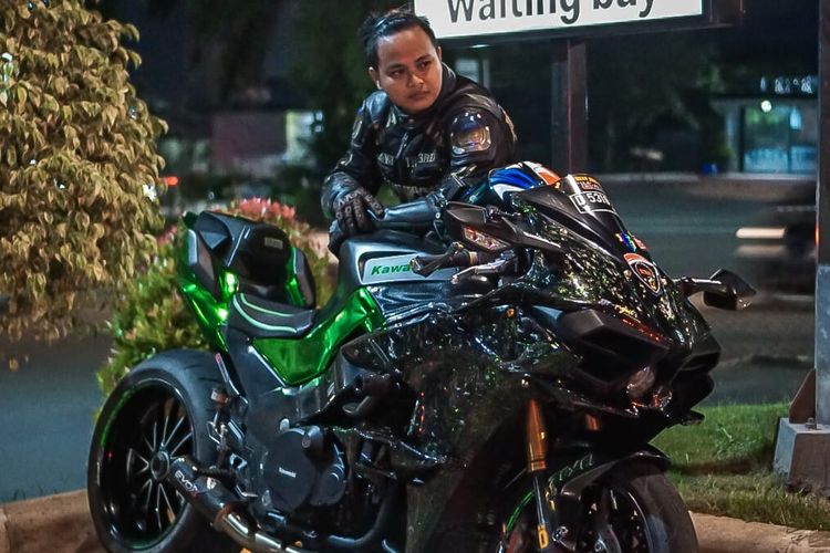 Amin Nurochman dengan motornya, Kawasaki ZX-11 yang dimodifikasi menjadi Ninja H2. 