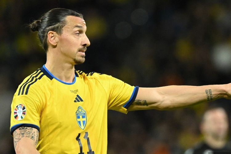 Zlatan Ibrahimovic sukses memecahkan rekor pada laga kualifikasi Euro atau Piala Eropa 2024 antara Swedia vs Belgia di Friends Arena, 24 Maret 2023. Ibrahimovic yang kini berusia 41 tahun, tercatat menjadi pemain tertua yang pernah mentas di ajang kualifikasi Piala Eropa. (Photo by Jonathan NACKSTRAND / AFP) / ALTERNATIVE CROP