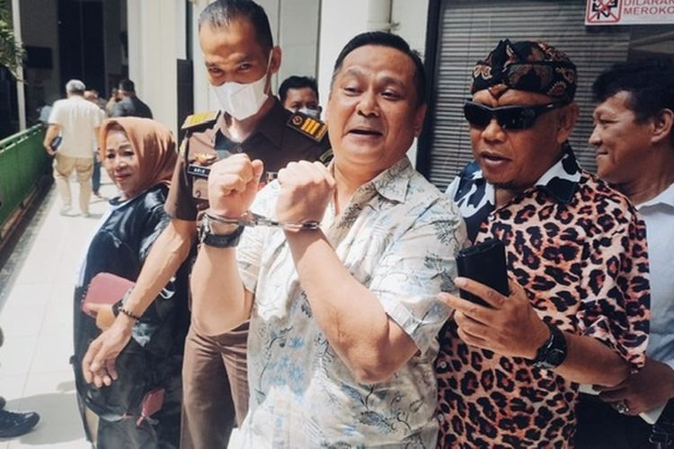 Terdakwa kasus penganiayaan Irjen Pol Napoleon Bonaparte menunjukan emosinya pasca persidangan di Pengadilan Negeri (PN) Jakarta Selatan, Kamis (12/5/2022). Dalam sidang itu majelis hakim menolak eksepsi Napoleon dan memutuskan untuk melanjutkan proses persidangan perkaranya. 