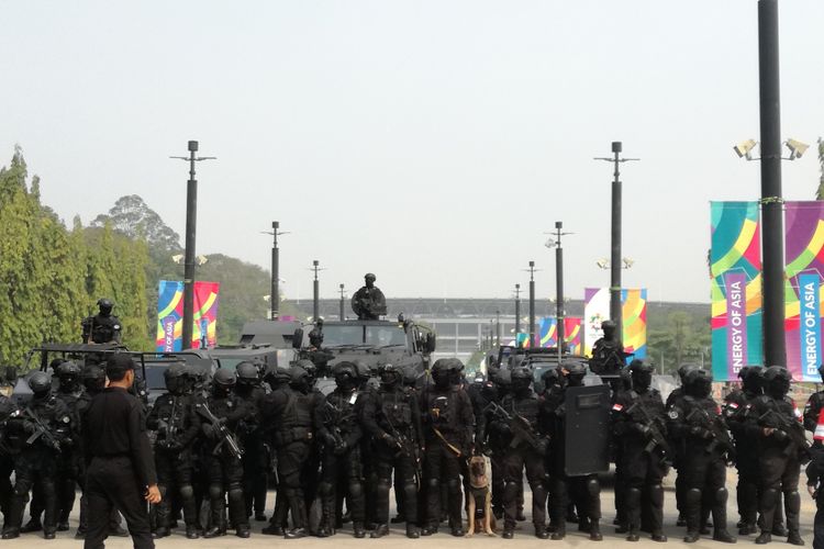 Sebanyak 520 personel gabungan dari Satuan 81 Kopassus, Denjaka TNI AL dan Satuan Bravo 90 TNI AU yang tergabung dalam Satgas Gultor TNI mengikuti latihan penanggulangan terorisme di sejumlah titik di kawasan Gelora Bung Karno, Jakarta, Rabu (1/8/2018).