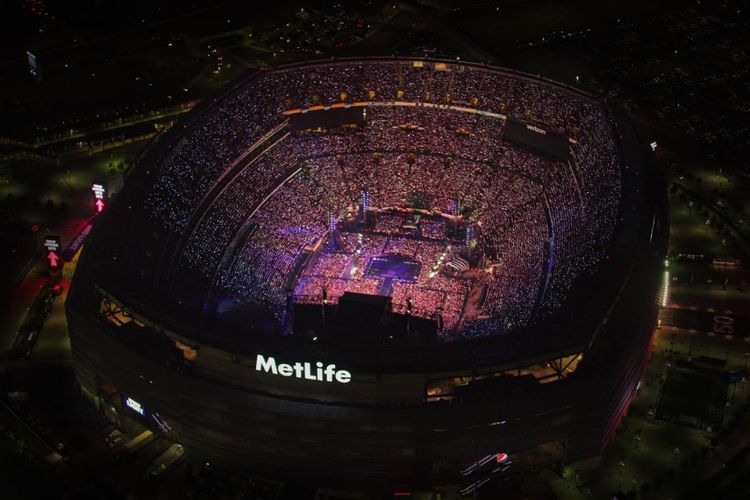 Suasana MetLife Stadium, New Jersey, saat BTS menggelar konser Love Yourself: Speak Yourself, Minggu (19/5/2019).