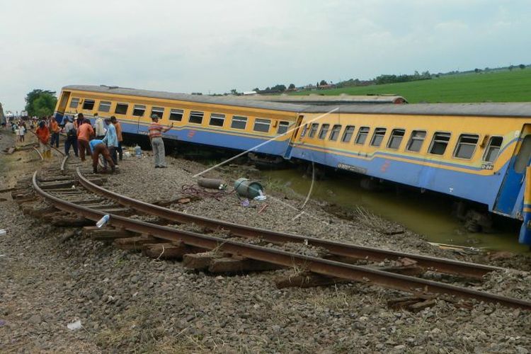 Kereta api Tawang Jaya anjlok dan terguling ke sawah di Suradadi Tegal Jateng, Sabtu (7/4). Korban dua orang tewas, tiga luka berat dan 17 luka ringan dalam kecelakaan tersebut. 