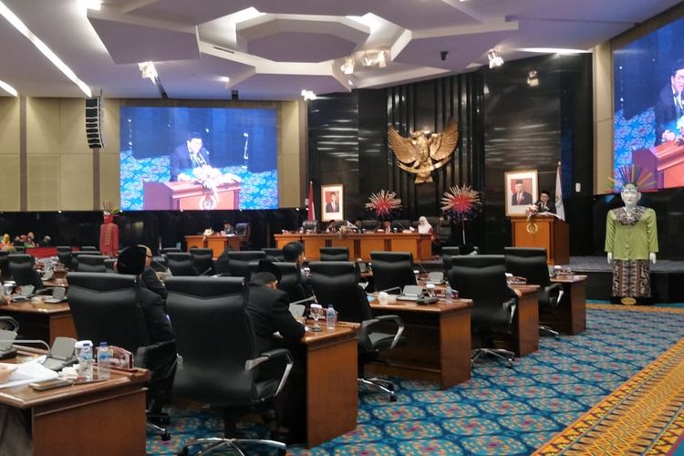Fraksi-fraksi DPRD DKI Jakarta menyampaikan pandangan umum terhadap RAPBD DKI Jakarta tahun 2020 dalam rapat paripurna di Gedung DPRD DKI Jakarta, Jalan Kebon Sirih, Jakarta Pusat, Rabu (4/12/2019).