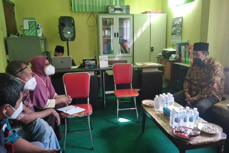 Sejumlah tenaga kesehatan, relawan hingga aktivis kemanusiaan berada di Kantor Baznas Bangkalan untuk menggandeng seluruh elemen masyarakat dalam menanggulangi pandemi Covid-19 di Kabupaten Bangkalan, Madura, Jawa Timur, Rabu (9/6/2021).