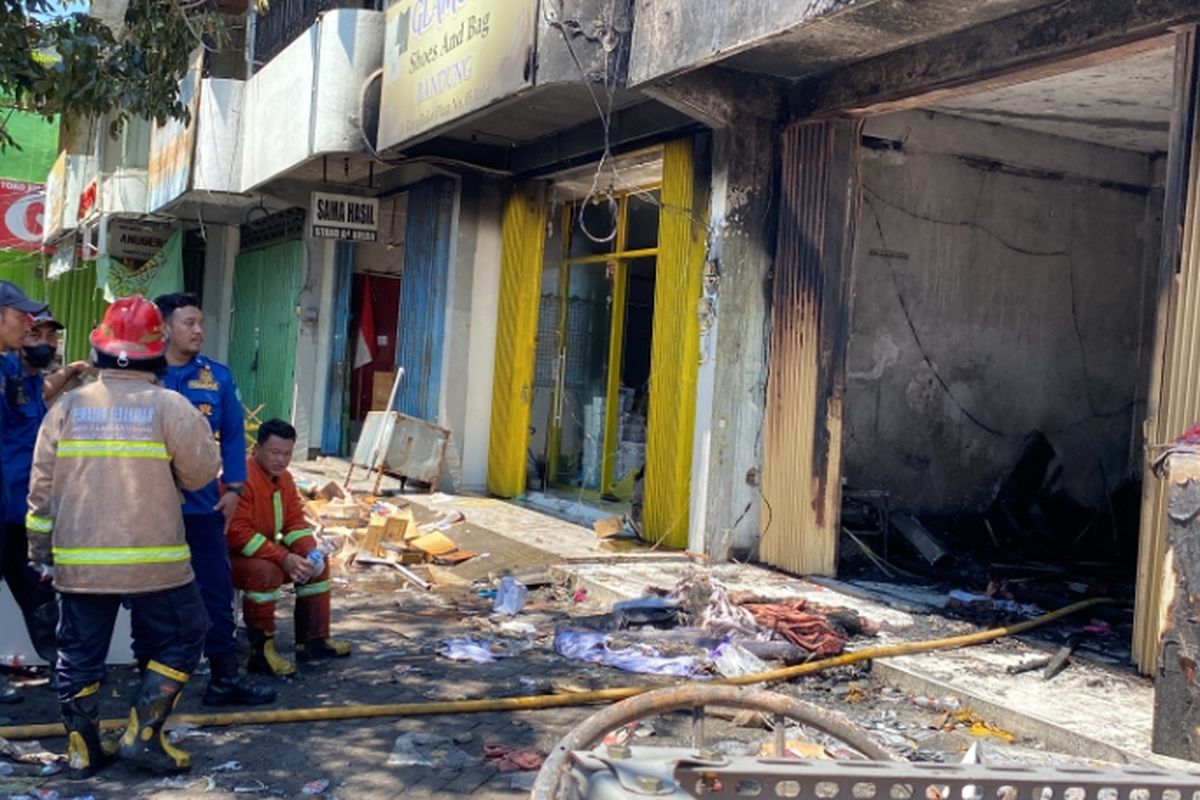 Petugas pemadam kebakaran saat pembasahan Pasar Krian Lama, Sidoarjo, yang terbakar, Selasa (20/8/2024).