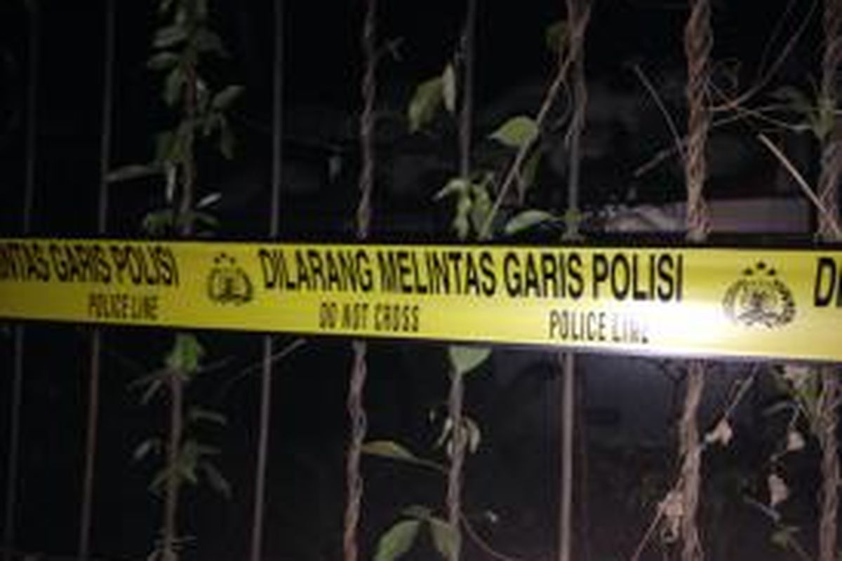 Seluruh pagar yang membatasi pul bus PT Trans Batavia, Rawa Buaya, Jakarta Barat, dipasang garis polisi untuk kepentingan penyelidikan, Selasa (1/9/2015) malam. Pul terbakar tanpa penyebab yang jelas pada pukul 18.30 WIB. 