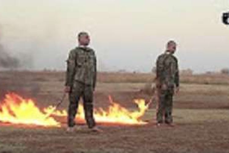 Gambar yang diduga dua tentara Turki dibakar hidup-hidup oleh militan ISIS di wilayah kekhilafahan 