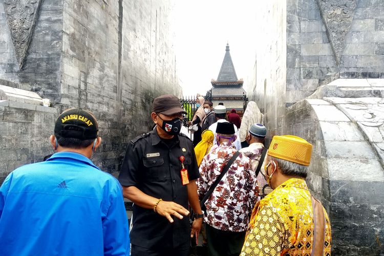 Petugas memeriksa kelengkapan syarat sebelum masuk ke area pusara Makam Bung Karno, Minggu (19/9/2021)