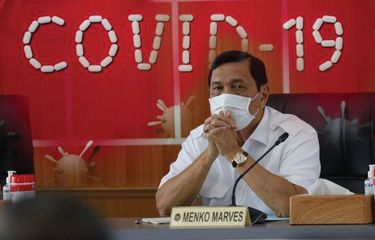 Menko Marves Luhut Binsar Pandjaitan ketika melakukan rapat terbatas terkait perkembangan kasus virus varian Omicron, di Jakarta, beberapa waktu lalu.