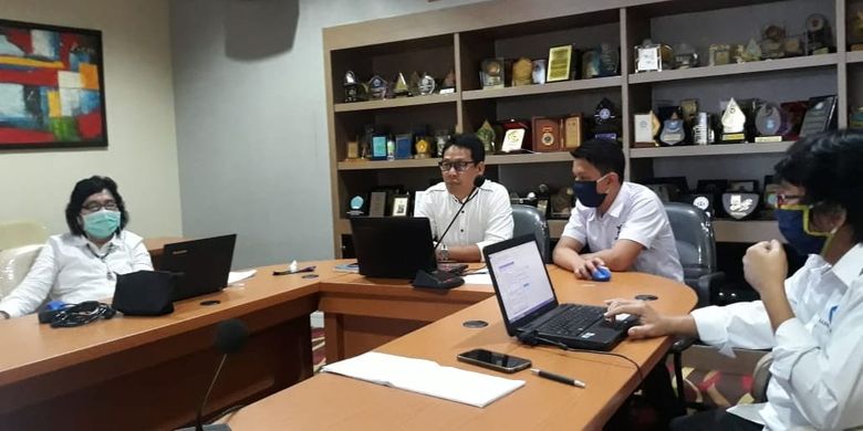 Kepala LLDikti Wilayah III, Prof. Agus Setyo Budi dan tim LLDikti Wilayah III tetap melakukan evaluasi dan monitoring kegiatan perguruan tinggi selama pandemi Covid-19 (27/4/2020).