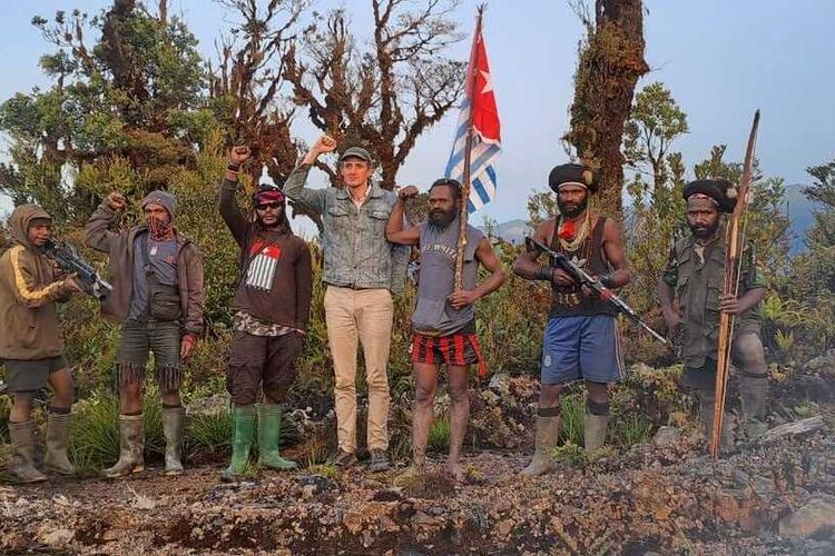 Tampak foto-foto Pilot Susi Air Kapten Philip Mark Merthens ada bersama Egianus Kogoya hang merupakan pimpinan tertinggi KKB di wilayah Nduga, Papua Pegunungan