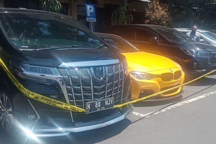 Tiga mobil milik tersangka penipuan investasi robot trading Auto Trade Gold (ATG), Dinar Wahyu Saptian Dyfrig atau dikenal Wahyu Kenzo, diamankan penyidik Sat Reskrim Polresta Malang Kota. 