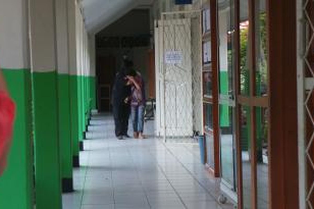 Beberapa murid SD 02 Cipayung, Jakarta Timur yang diduga sebagai korban tengah dimintai keterangan pihak sekolah. Kamis (21/5/2015).