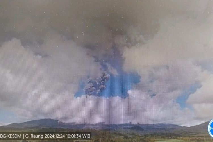 Abu vulkanik membumbung dari Gunung Api Raung berdasarkan pantauan PPGA, Selasa (24/12/2024)