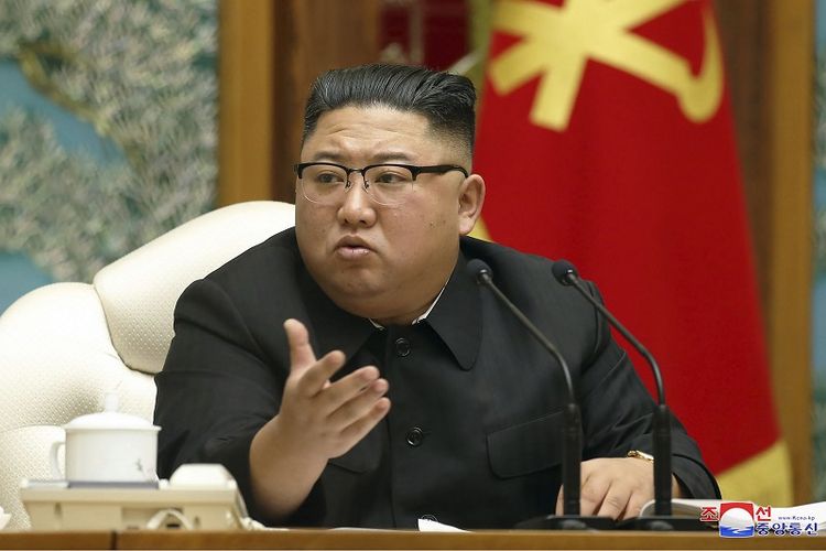 Dalam file foto 15 November 2020 ini yang disediakan oleh pemerintah Korea Utara, pemimpin Korea Utara Kim Jong Un menghadiri pertemuan Politbiro Partai Buruh yang berkuasa di Pyongyang, Korea Utara.