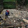 Petugas Dikerahkan, 1 Ton Sampah Sehari Diangkut dari Kali Baru Cimanggis