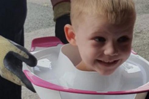 Bocah 4 Tahun Tersenyum Lebar Meski Leher Tersangkut Tutup Kloset 