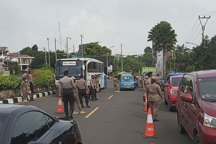Sejumlah petugas gabungan Satgas Penanganan Covid-19 sedang memeriksa pengendara yang hendak menuju kawasan Puncak Bogor, Jawa Barat, Sabtu (19/6/2021).