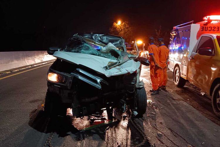 Kecelakaan maut terjadi antara Innova dengan dump truk di turunan tol Tembalang KM 430 Kota Semarang, Kamis (11/5/2023).