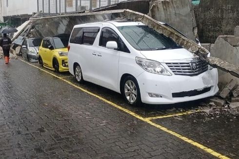 Mobil Alphard hingga Fortuner Tertimpa Tembok Roboh Pembatas Labschool Cirendeu dan Sekolah Al-Fath