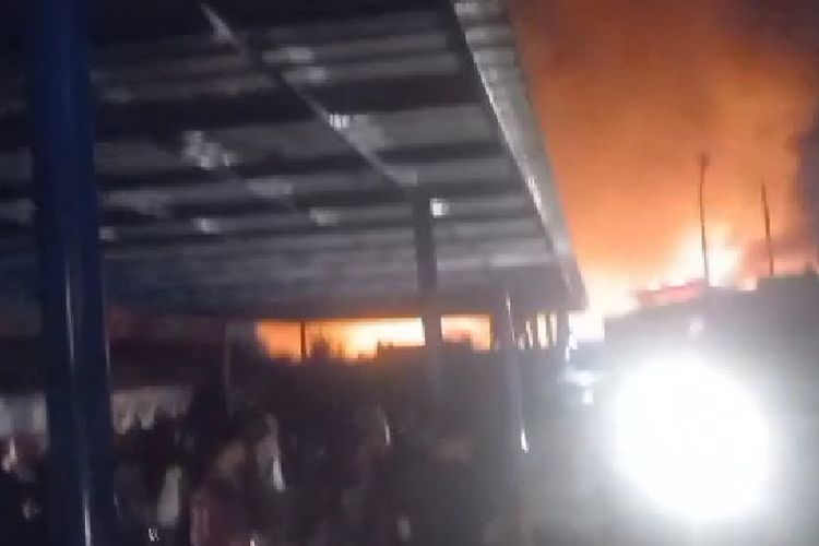 Kebakaran Pasar Sadang Serang, Kota Bandung, Jawa Barat, Jumat (4/8/2023).
