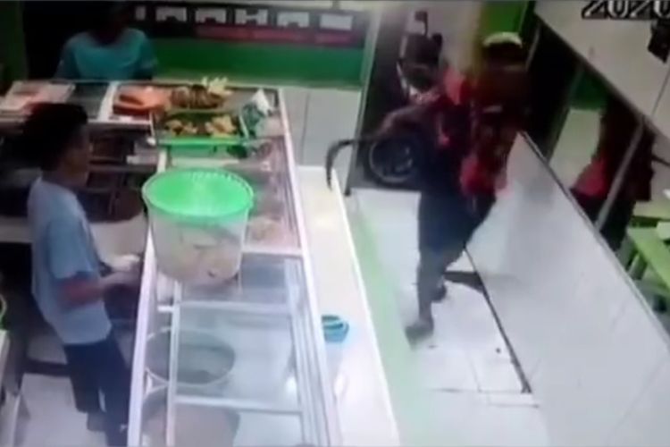 Tangkapan layar akun instagram @infojktku atas aksi seorang pria yang mengacungkan celurit di sebuah warung makan di Kembangan.