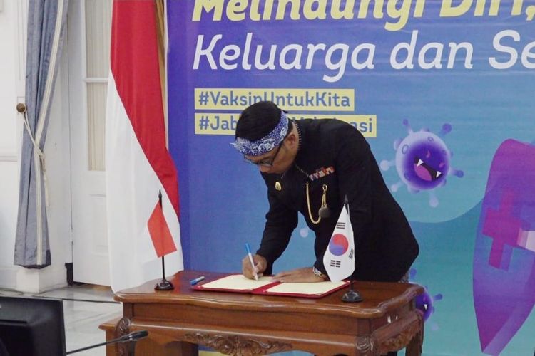 Gubernur Jabar Ridwan Kamil saat menandatangani Memorandum of Understanding (MoU) antara Jabar-Chungcheongnam secara virtual di Gedung Pakuan, Kota Bandung, Kamis (25/11/2021).

