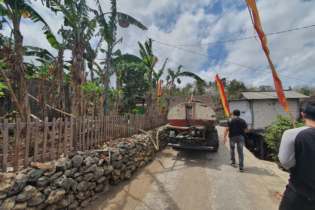 Warga menunggu bantuan air bersih dari pihak swasta di Padukuhan Nglumbung, Kalurahan Giricahyo, Kapanewon Purwosari, Gunungkidul, DI Yogyakarta