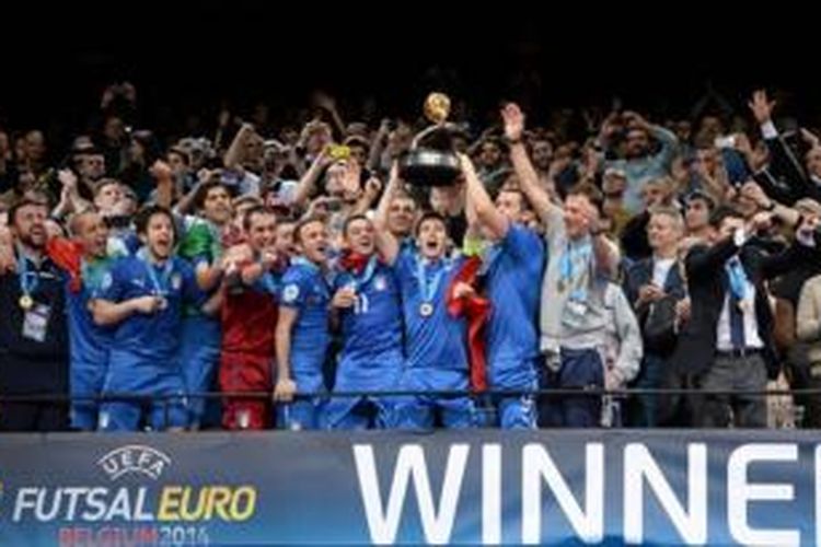 Para pemain Italia mengangkat trofi Piala Futsal Eropa 2014 usai menaklukkan Rusia, 3-1, di Sportpaleis, Antwerp, Sabtu (8/2/2014).