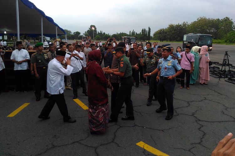 Panglima TNI, Jenderal Gatot Nurmantyo, tiba di Hanggar 2 Landasan Udara Adisucipto, Kecamatan Maguwoharjo, Kabupaten Sleman, Minggu (6/4/2017). 
