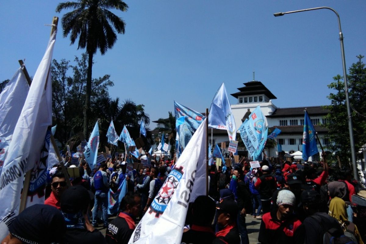 Ribuan buruh memadati halaman kantor Gubernur Jawa Barat di Jalan Diponegoro dalam kegiatan peringatan Hari Buruh Internasional (May Day 2018), Selasa (1/5/2018)