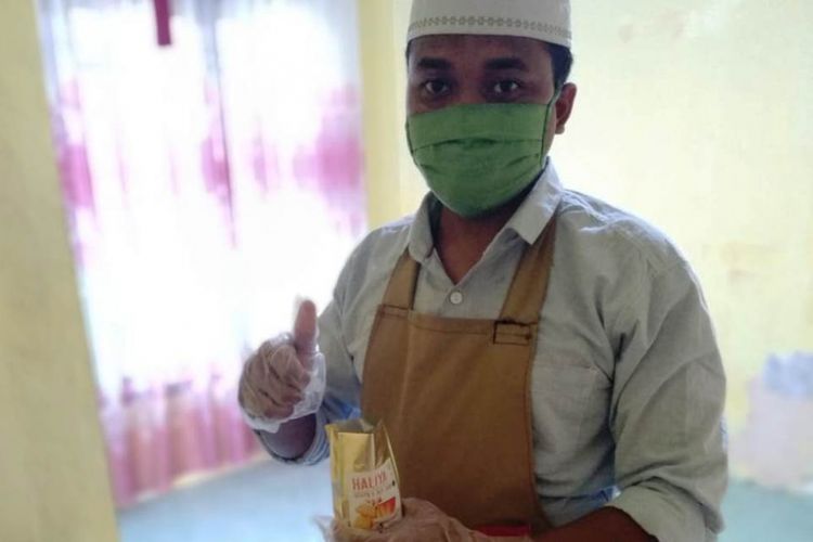 Aidil memperlihatkan kemasan produk minuman serbuk-Haliya- di Lhokseumawe