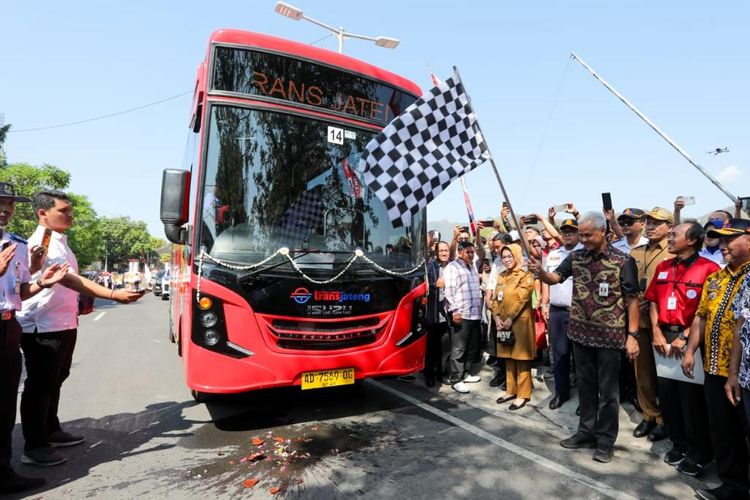 Gubernur Jawa Tengah Ganjar Pranowo didampingi Bupati Wonogiri Joko Sutopo mengangkat bendera sebagai tanda beroperasinya bus rapit transit (BRT) koridor ketujuh rute Wonogiri-Sukoharjo-Solo di Alun-alun Giri Krida Bakti Wonogiri, Selasa (8/8/2023).
