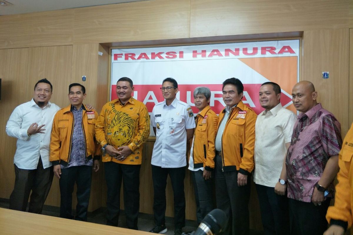 Wakil Gubernur DKI Jakarta Sandiaga Uno bersama anggota DPRD DKI dari Fraksi Hanura di Gedung DPRD DKI Jakarta, Jalan Kebon Sirih, Rabu (1/11/2017). 