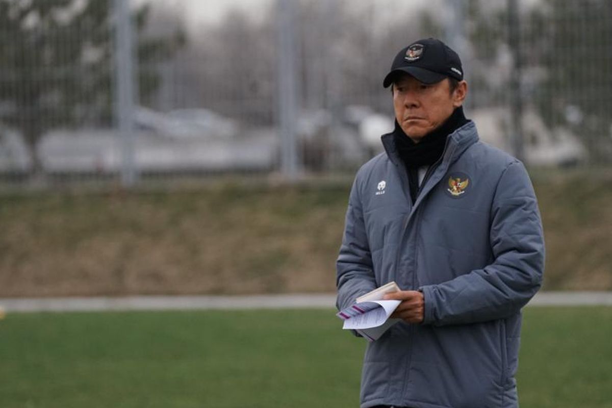 Pelatih timnas U20 Indonesia Shin Tae-yong memimpin latihan skuad Garuda Muda menjelang laga kedua fase grup Piala Asia U20 2023 kontra Suriah. Laga timnas U20 Indonesia vs Suriah dijadwalkan berlangsung di Stadion Lokomotiv, Tashkent, Uzbekistan, pada Sabtu (4/3/2023) malam WIB. Terkini, Shin Tae-yong mengurung diri di kamar usai Indonesia batal menjadi tuan rumah Piala Dunia U20 2023.