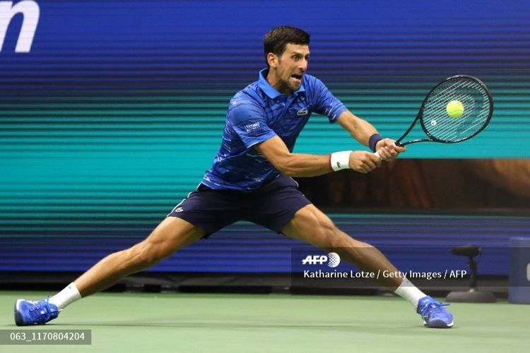Novak Djokovic mengembalikan bola dari lawannya, Juan Ignacio Londero pada babak kedua US Open di Stadion Arthur Ashe, Flushing Meadows, New York, Kamis (29/8/2019) pagi WIB. Djokovic menang dengan skor 6-4, 7-6 (7-3), 6-1.