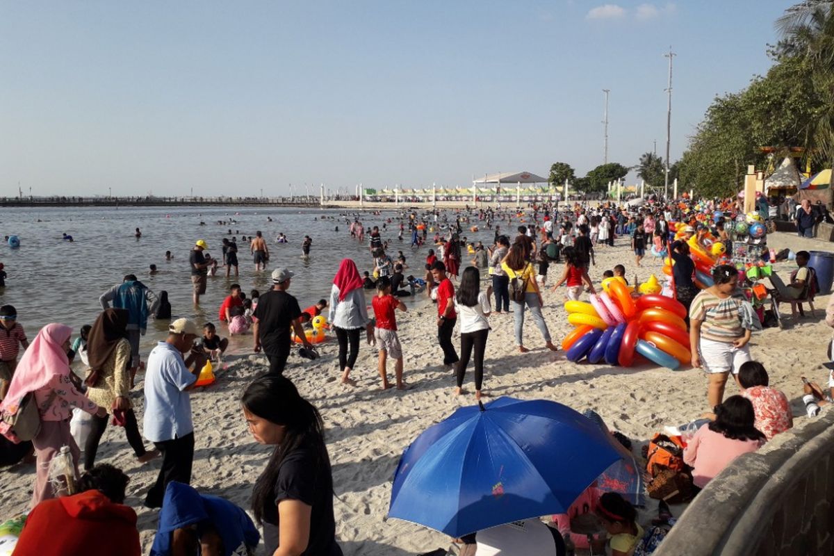 Suasana di Pantai Beach Pool, Ancol pada H+3 Lebaran atau Senin (18/6/2018).